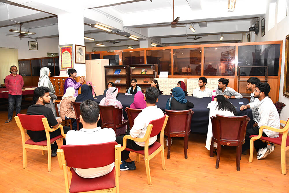 Student Visit Library Gallery In Museum